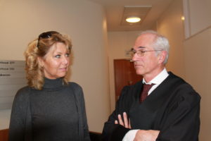 Advokat Stein Erik Stinessen er den som framførte argumentene til Utmarkskommunenes sammenslutning (USS) i ulverettssaken. Her er han sammen med USS-leder Hanne Alstrup Velure i forrige runde, da saken gikk for Oslo tingrett i 2018. Foto: Svein Egil Hatlevik