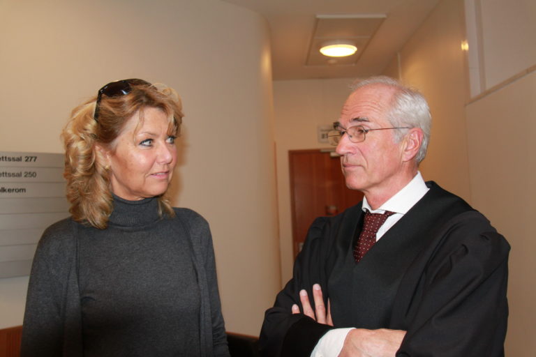 Advokat Stein Erik Stinessen er den som framførte argumentene til Utmarkskommunenes sammenslutning (USS) i ulverettssaken. Her er han sammen med USS-leder Hanne Alstrup Velure i forrige runde, da saken gikk for Oslo tingrett i 2018. Foto: Svein Egil Hatlevik